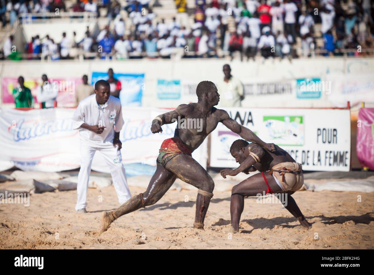 Un lutteur oscille et a manqué lors d'un match télévisé national de lutte à Dakar, au Sénégal. Banque D'Images