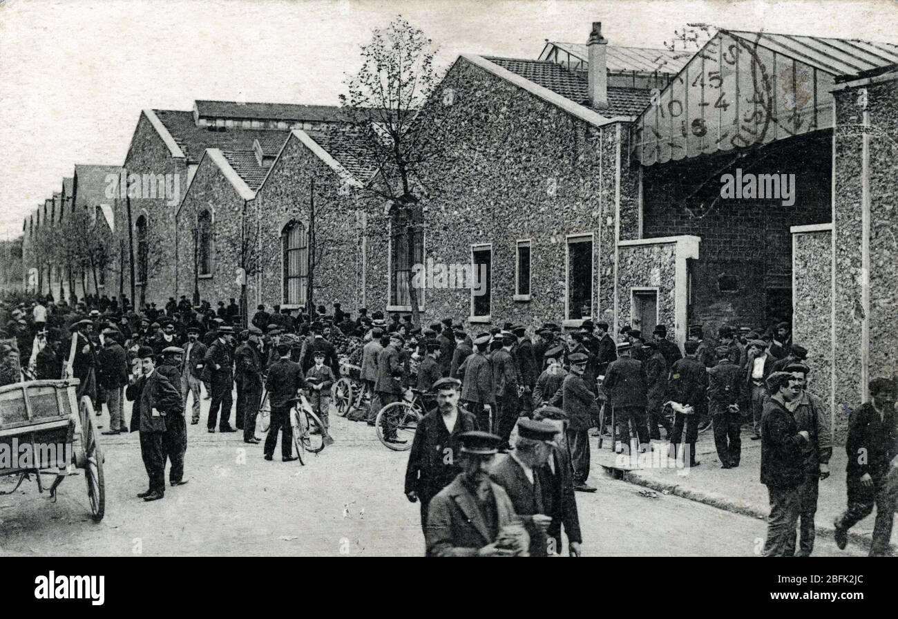 Vue de la sortie des ouvriers des usines automobiles Renault A Billancourt, hauts de Seine en 1916 (sortie des travailleurs des usines de voitures de Renault, à Bi Banque D'Images