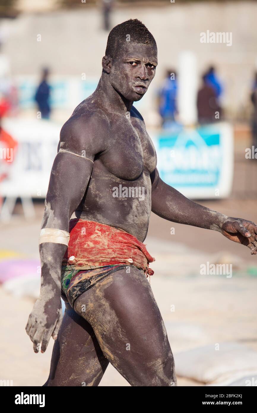 Un lutteur gagnant quitte l'arène. Dakar, Sénégal. Banque D'Images