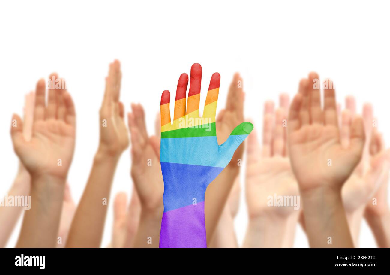 La main de l'homme a peint comme le drapeau arc-en-ciel sur d'autres mains arrière-plan isolé sur blanc Banque D'Images