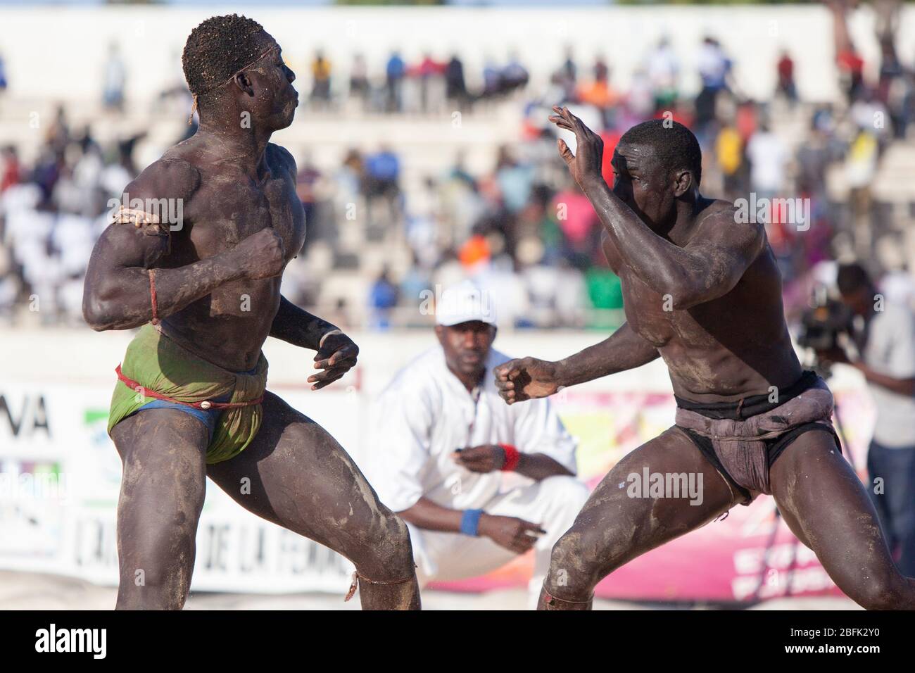 Les lutteurs l'ont défait à Dakar, au Sénégal. Banque D'Images