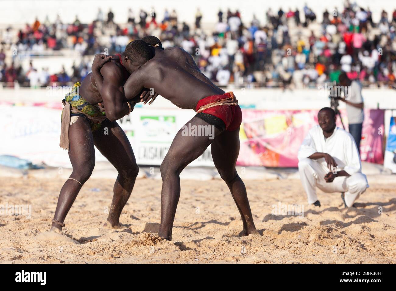 Un moment de blocage lors d'un match de lutte à Dakar, au Sénégal. Banque D'Images