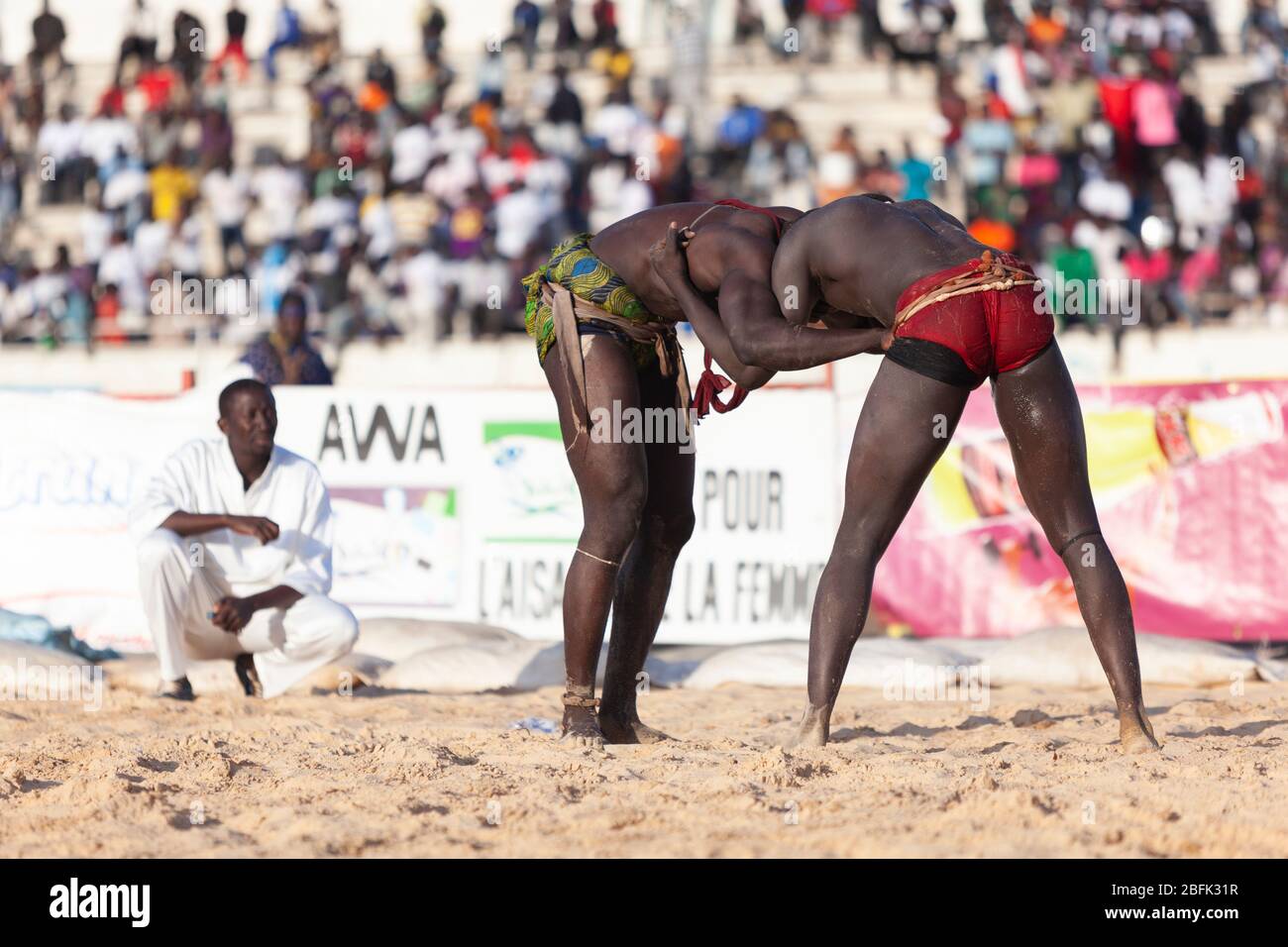 Un moment de blocage lors d'un match de lutte à Dakar, au Sénégal. Banque D'Images