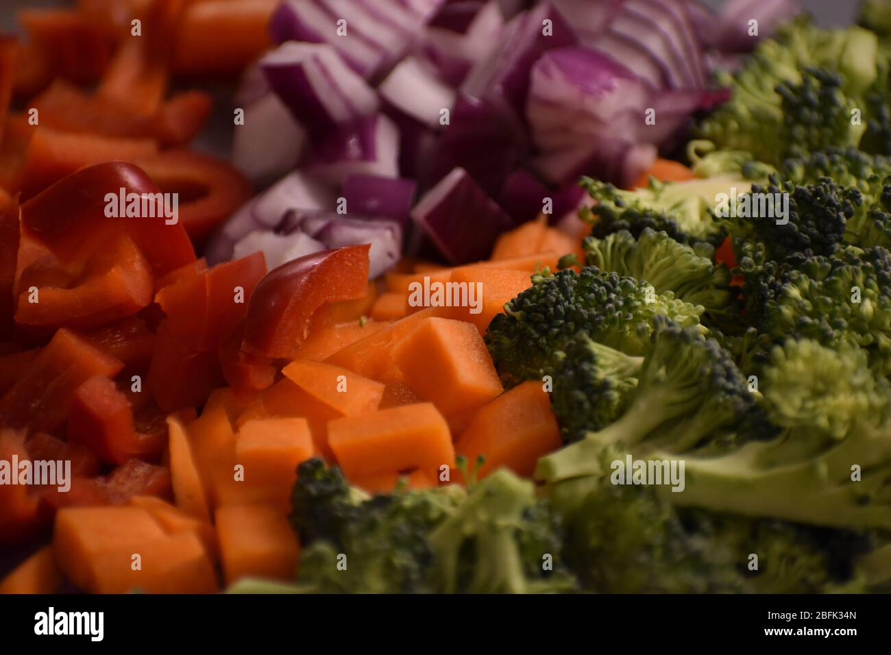 Une vue rapprochée de légumes mélangés en préparation dans une cuisine Banque D'Images