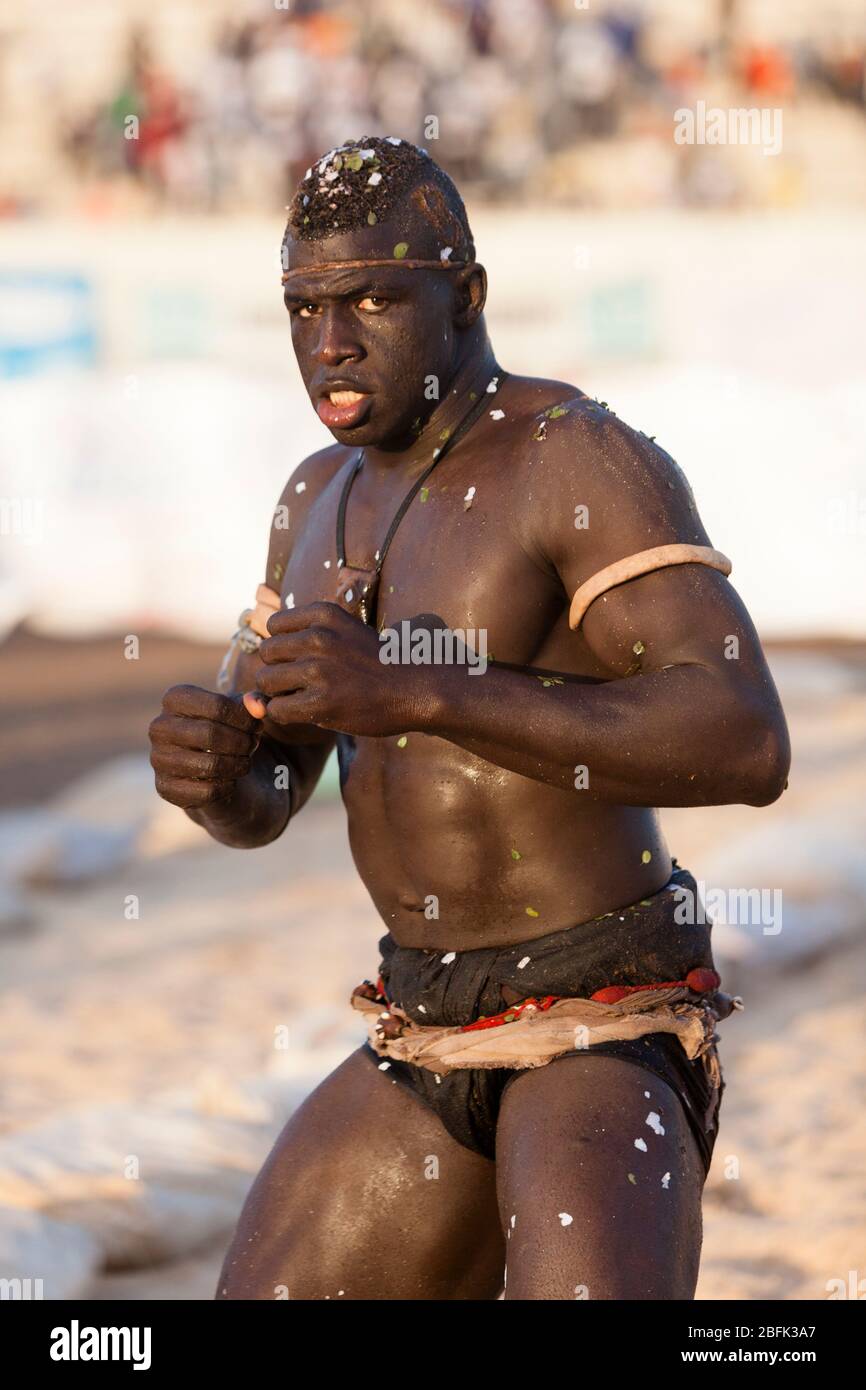 Un lutteur se réchauffe avant un match à Dakar, au Sénégal. Banque D'Images