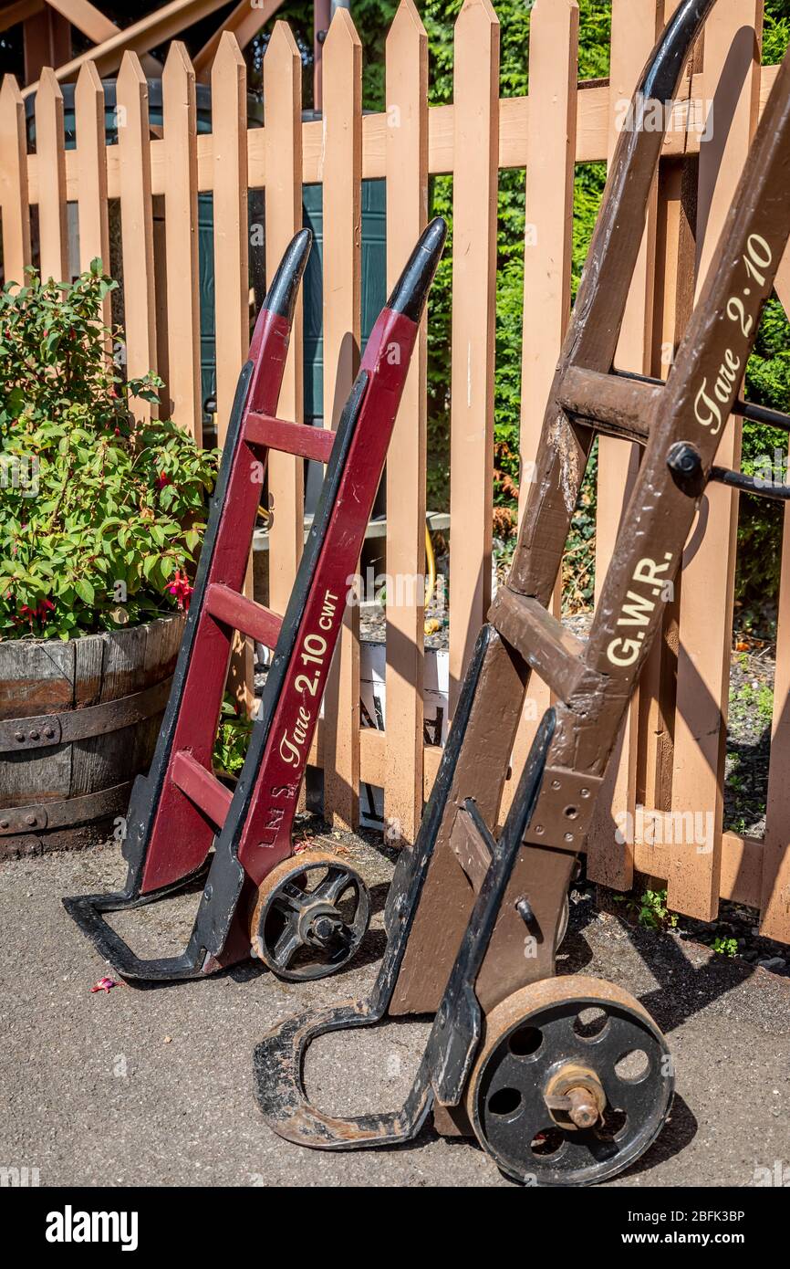 Chariots à bagages à la gare de Williton sur le West Somerset Railway, Somerset, Angleterre, Royaume-Uni Banque D'Images