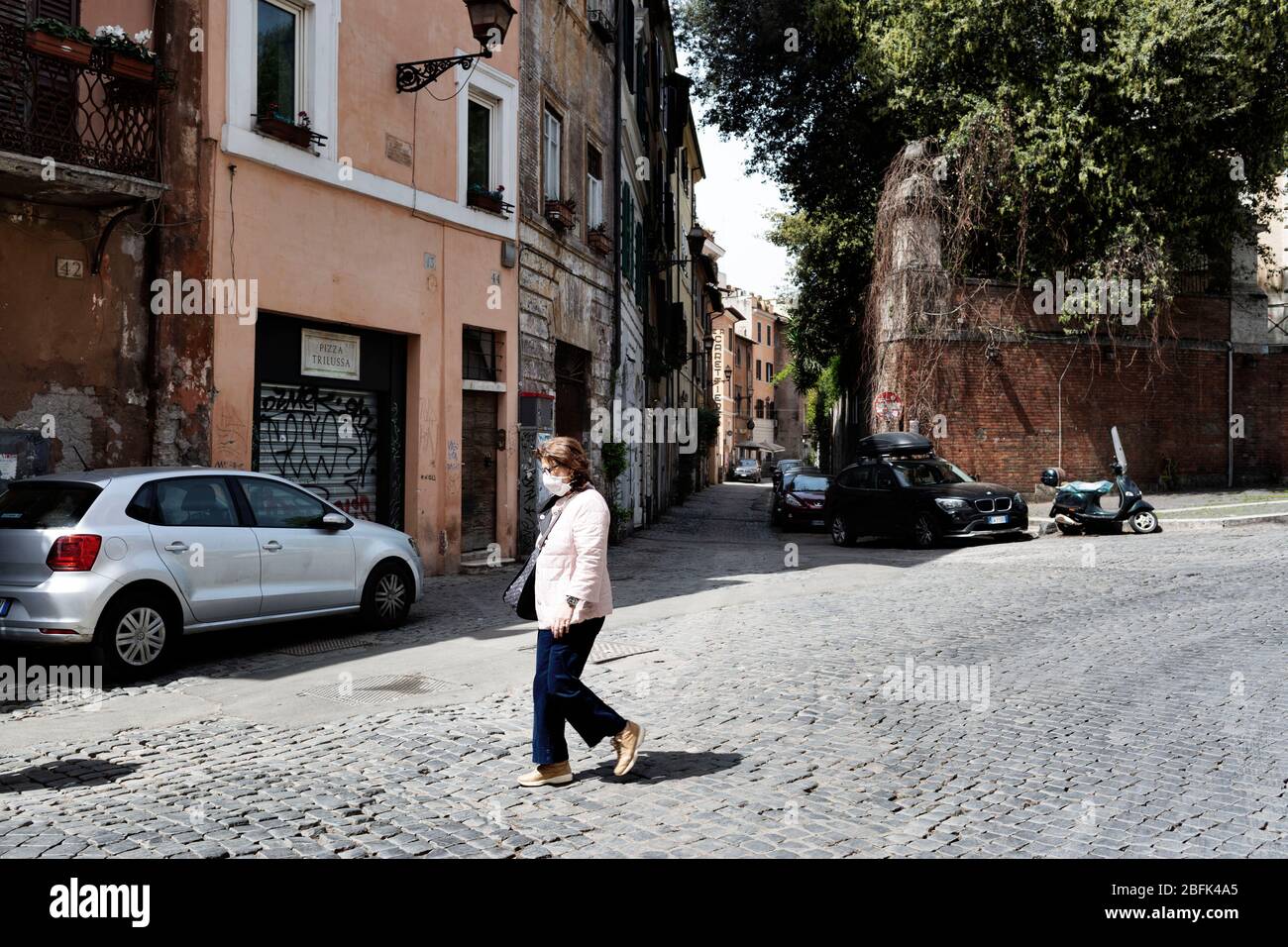 Roma, Roma, Italie. 19 avril 2020. La vie quotidienne dans les rues des Roms pendant l'épidémie de Coronavirus.le gouvernement italien a adopté la mesure d'un lock-out national en fermant toutes les activités, à l'exception des services essentiels dans une tentative de lutte contre le Coronavirus (COVID-19).toute la ville, comme tout le pays, est en quarantaine et le mouvement est limité au nécessaire. Les rues de la ville sont vides et contrôlées par l'amry. Crédit: Matteo Trevisan/ZUMA Wire/Alay Live News Banque D'Images