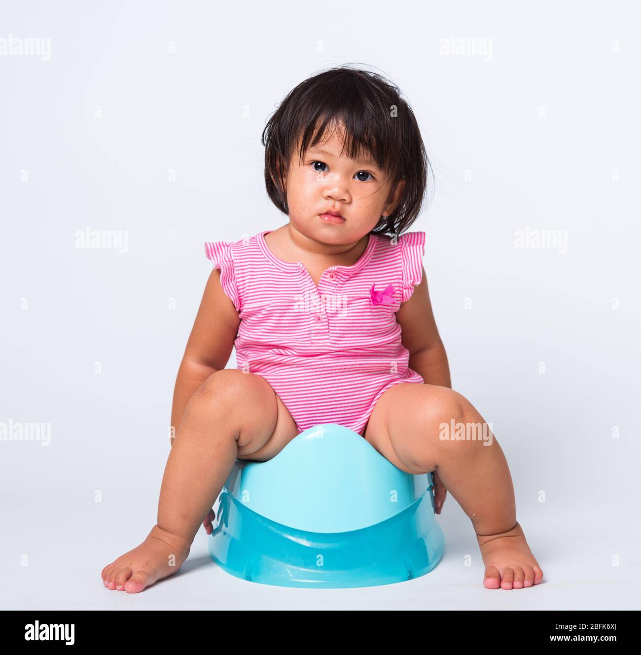 Asiatique Petite Mignonne Bebe Fille Education Entrainement A S Asseoir Sur Pot Bleu De Chambre Ou Pot Dans Studio Tourne Isole Sur Fond Blanc Wc C Photo Stock Alamy Asiatique Petite Mignonne Bebe Fille Education Entrainement A S Asseoir Sur Pot Bleu De Chambre Ou Pot Dans Studio Tourne Isole Sur Fond Blanc Wc C Photo Stock Alamy