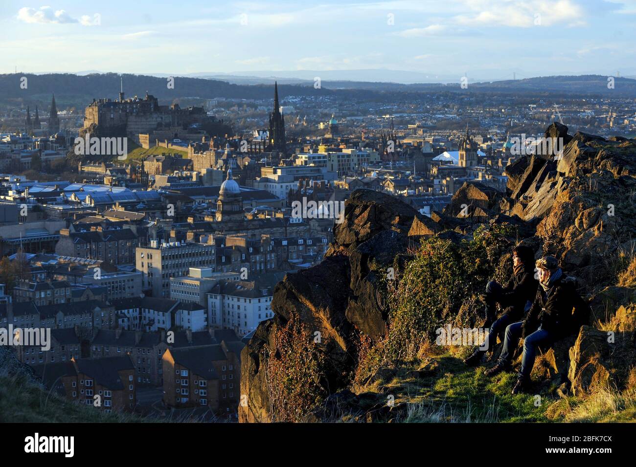 Vue sur le centre-ville d'Edimbourg et le château de Salisbury Crags. Banque D'Images