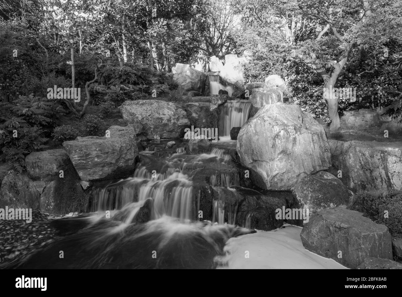 Cascade dans le jardin japonais Kyoto Garden, Holland Park, Holland Park Avenue, Kensington, Londres W11 4UA Banque D'Images