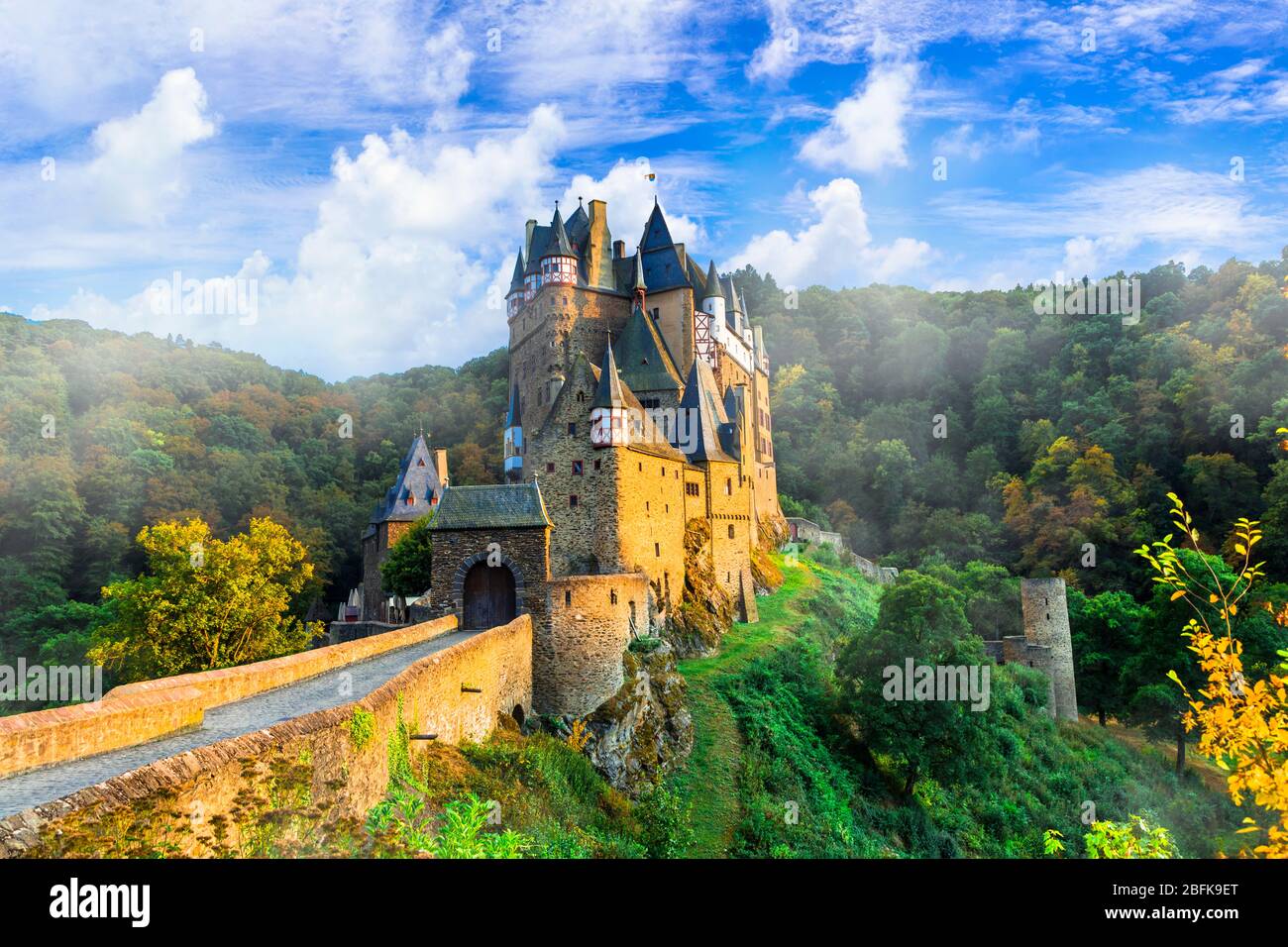 Magnifique château Burg Etz au coucher du soleil. Monuments médiévaux d'Allemagne Banque D'Images