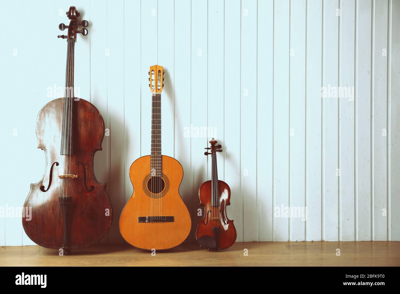 Instruments de musique sur fond de planches en bois Banque D'Images