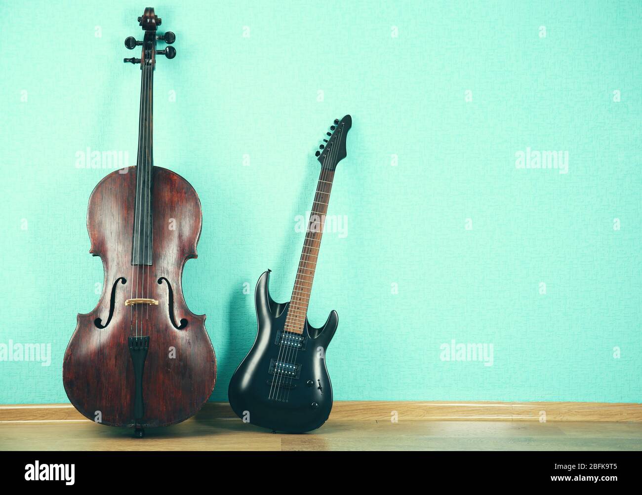 Instruments de musique sur fond de papier peint turquoise Banque D'Images