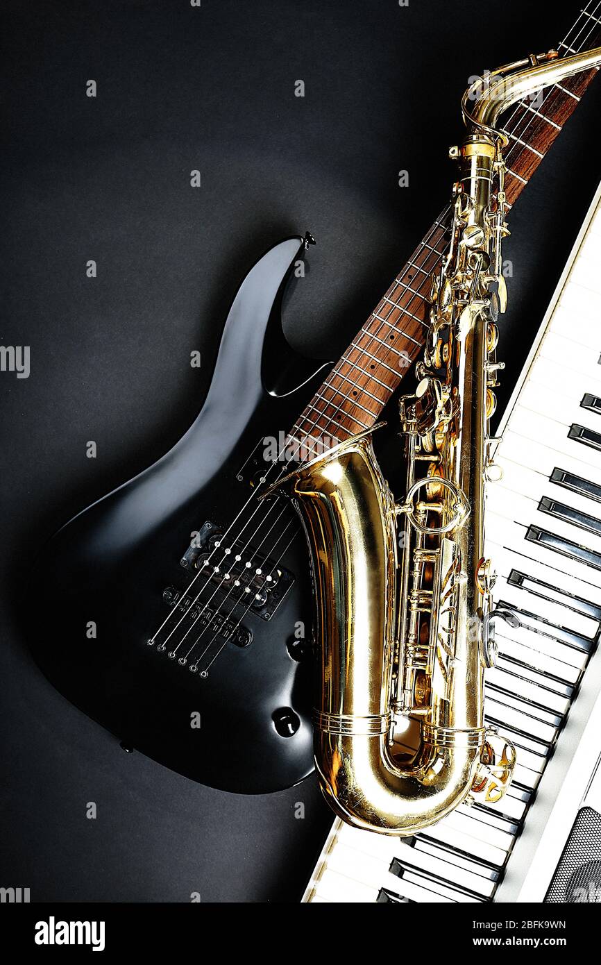 Les instruments de musique sur fond sombre Banque D'Images