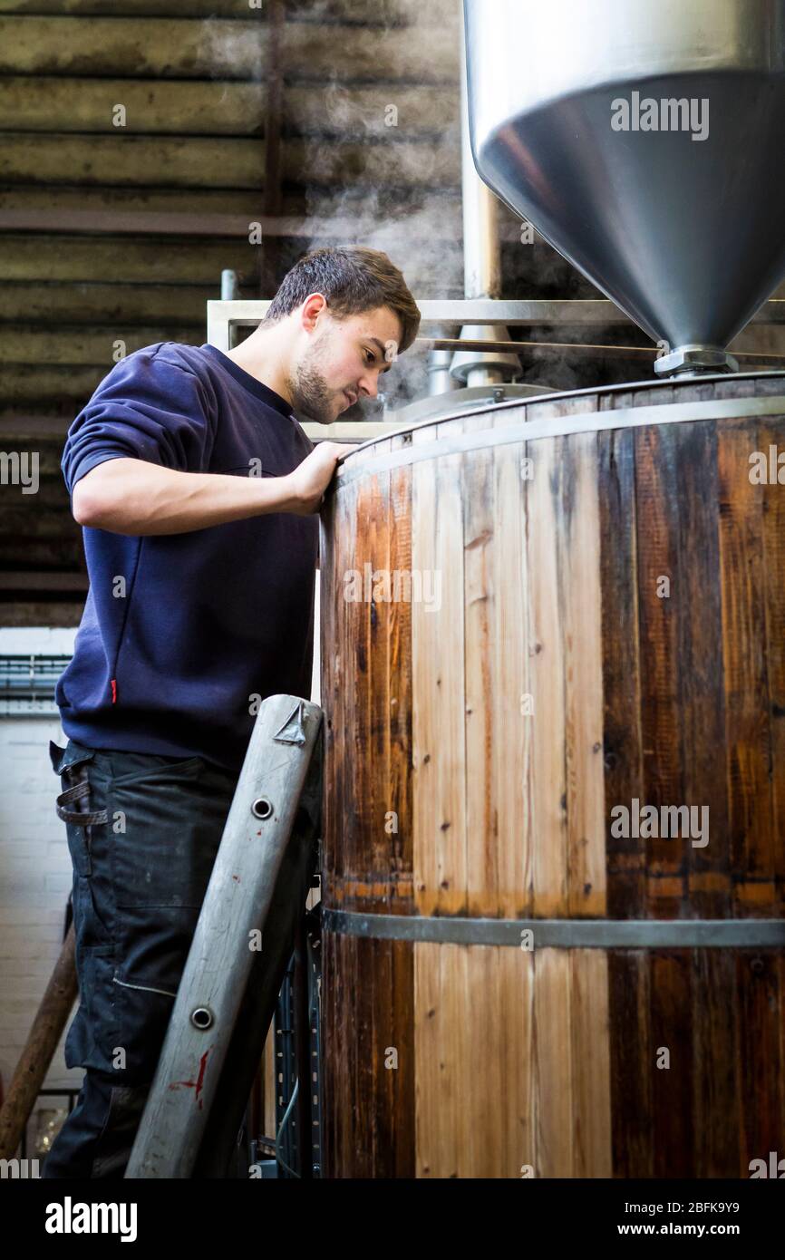 Maître brasseur Chris Taylor bravant de la bière à la brasserie Larkins, une brasserie primée et une ferme de houblon à Chiddingstone, Kent, Royaume-Uni Banque D'Images