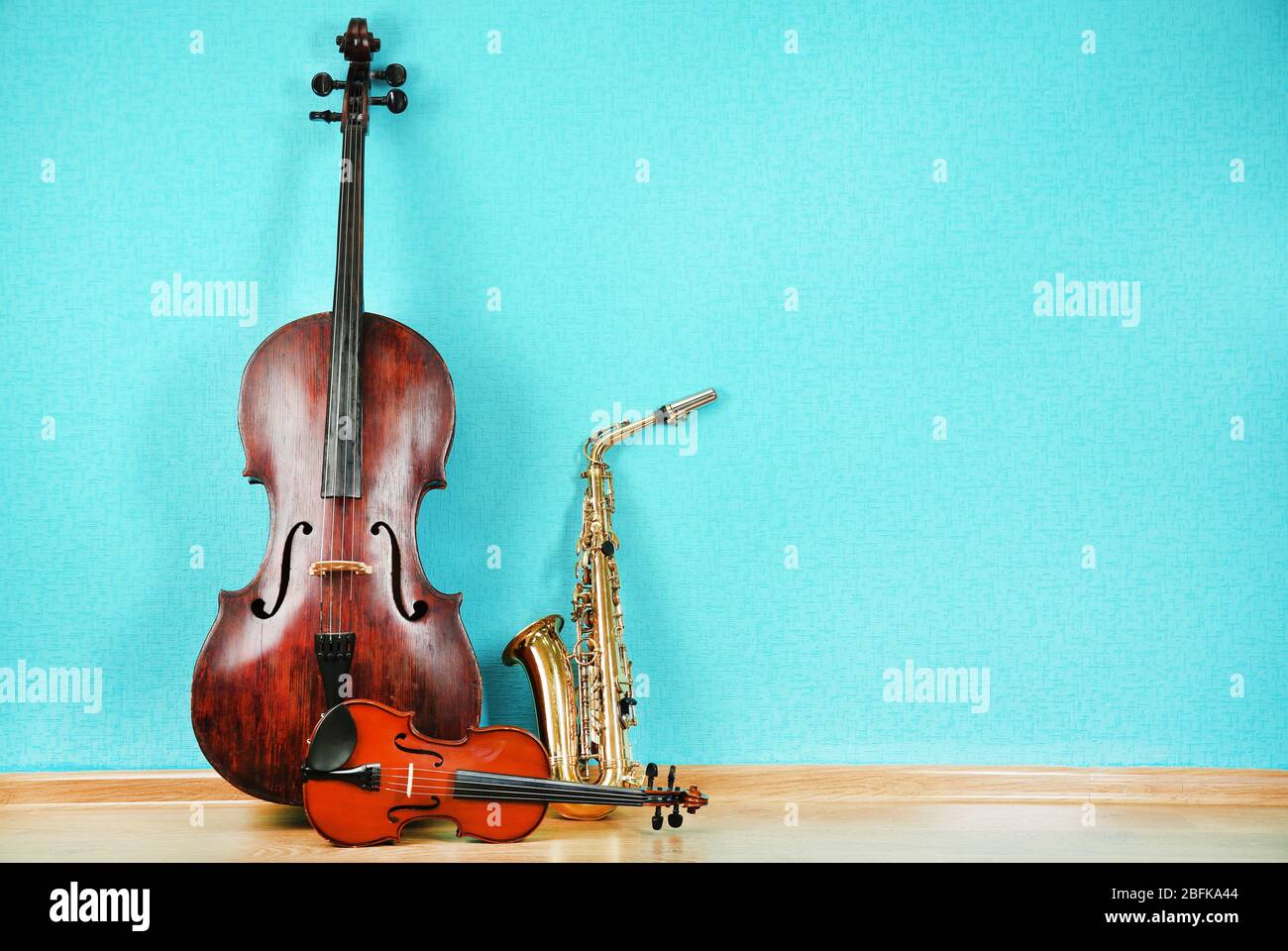 Instruments de musique sur fond de papier peint turquoise Banque D'Images