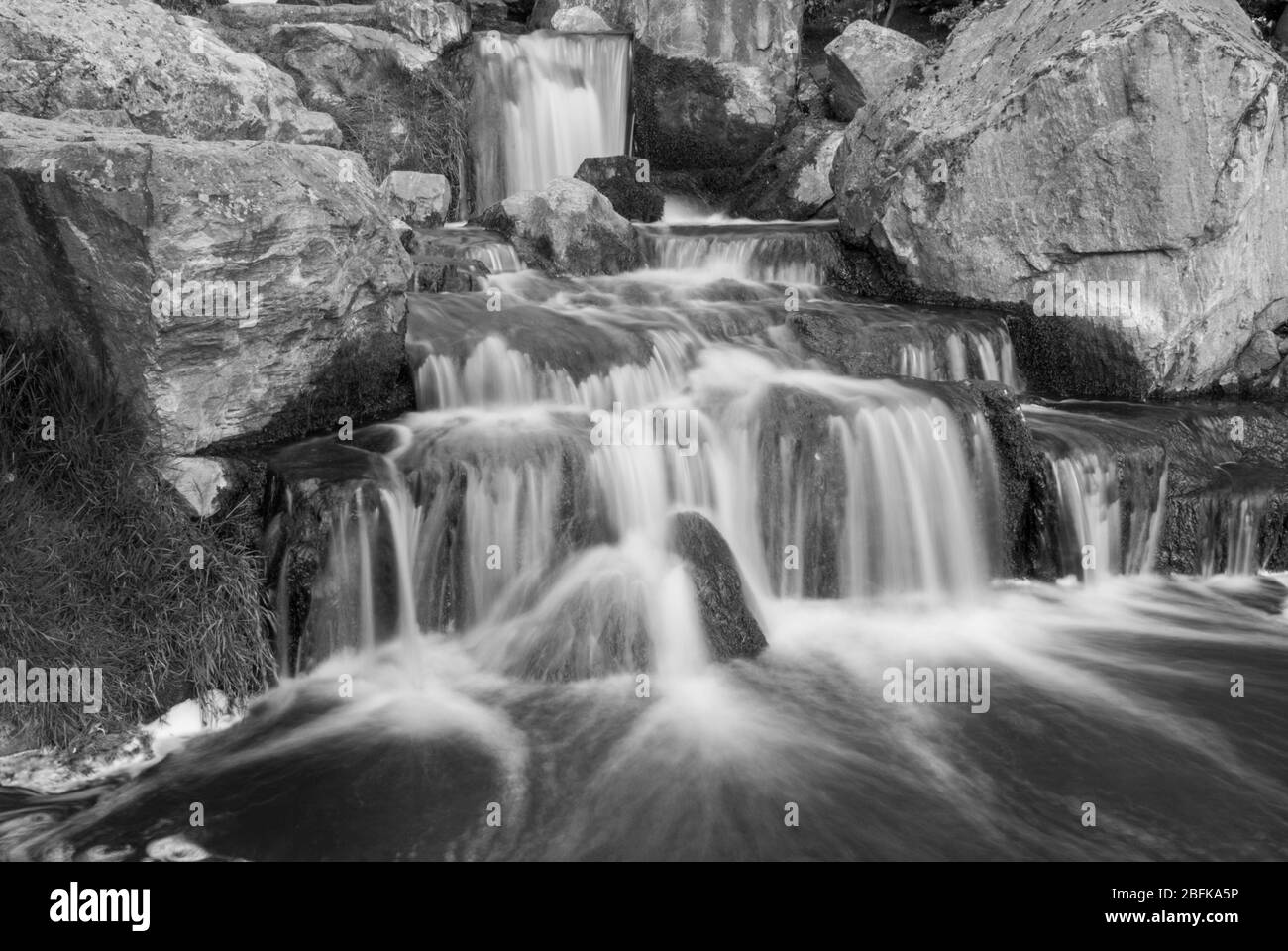 Cascade dans le jardin japonais Kyoto Garden, Holland Park, Holland Park Avenue, Kensington, Londres W11 4UA Banque D'Images