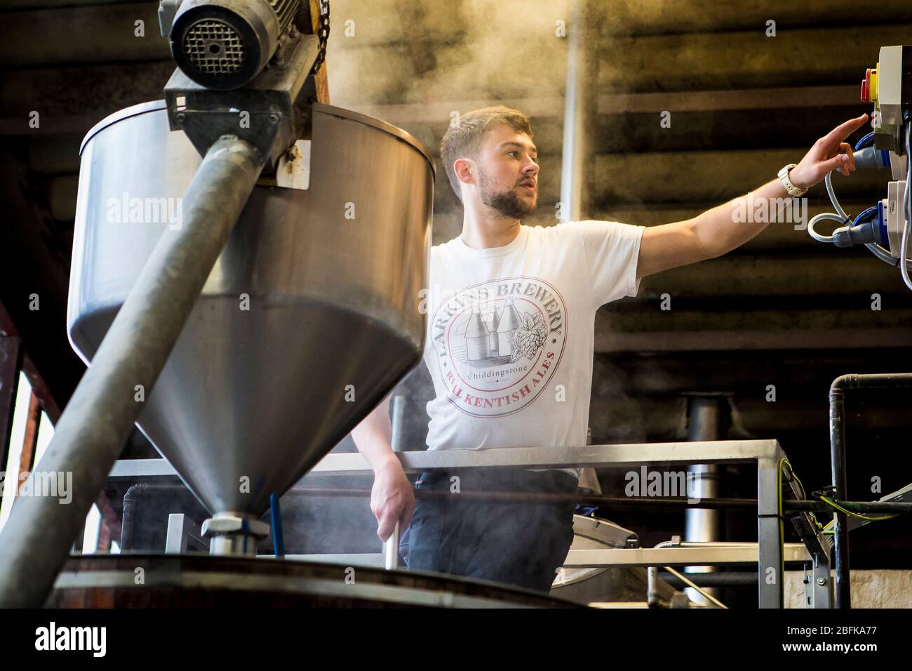 Maître brasseur Chris Taylor bravant de la bière à la brasserie Larkins, une brasserie primée et une ferme de houblon à Chiddingstone, Kent, Royaume-Uni Banque D'Images