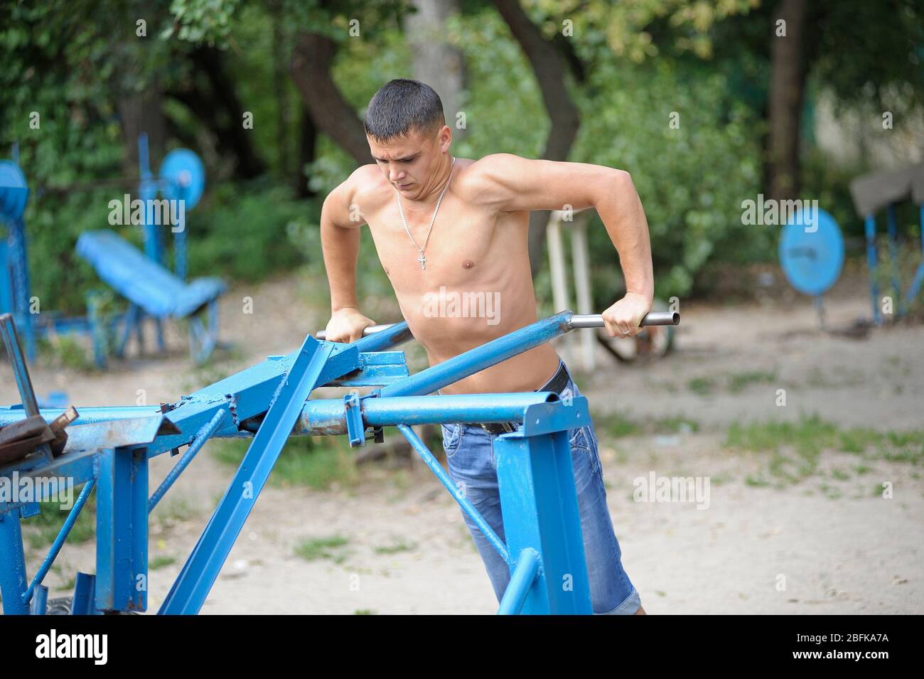 Jeune homme faisant une séance d'entraînement sur un terrain de sport en plein air Banque D'Images