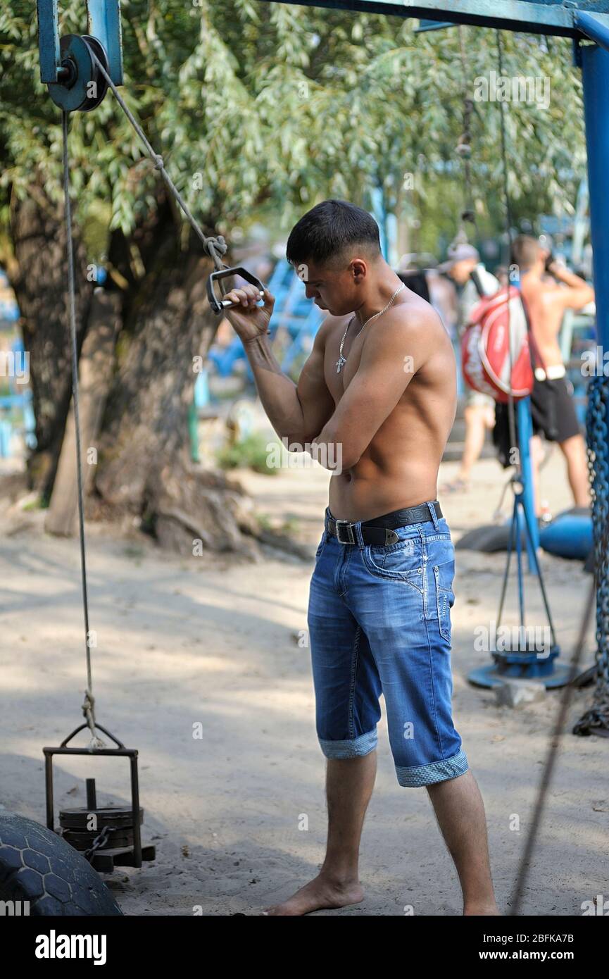 Jeune homme faisant une séance d'entraînement sur un terrain de sport en plein air Banque D'Images