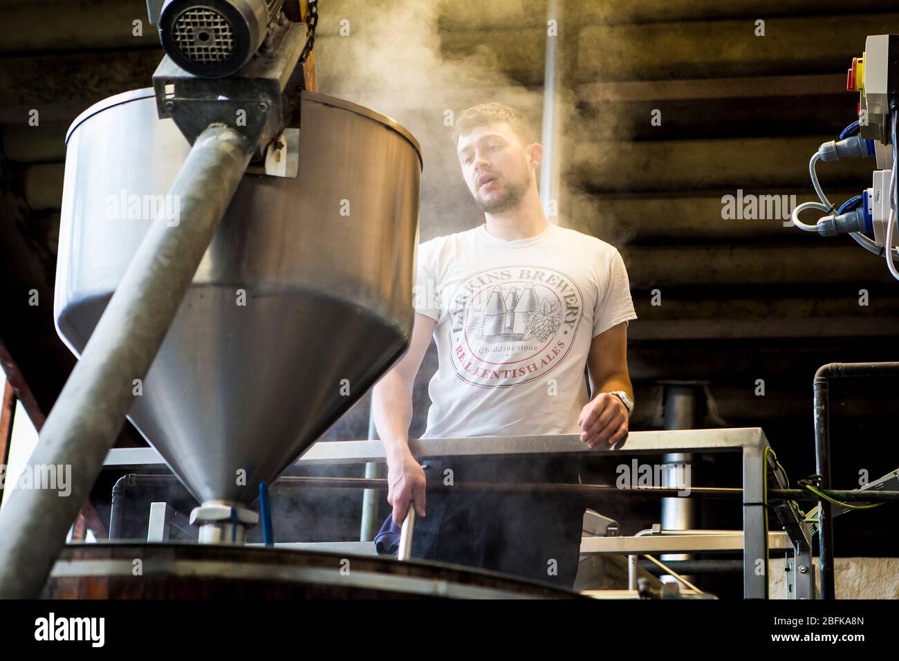 Maître brasseur Chris Taylor bravant de la bière à la brasserie Larkins, une brasserie primée et une ferme de houblon à Chiddingstone, Kent, Royaume-Uni Banque D'Images