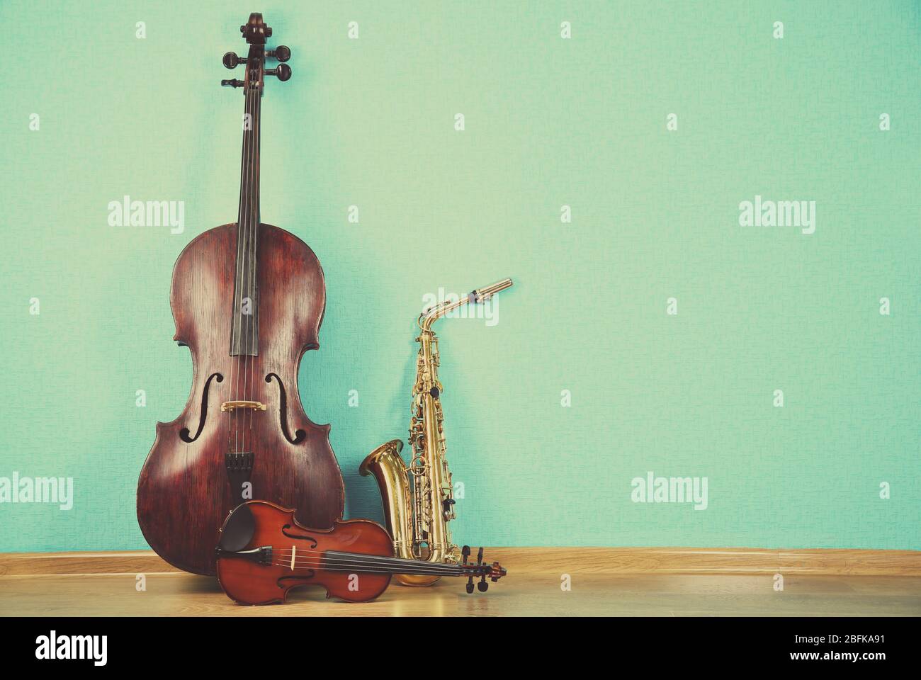 Instruments de musique sur fond de papier peint turquoise Banque D'Images