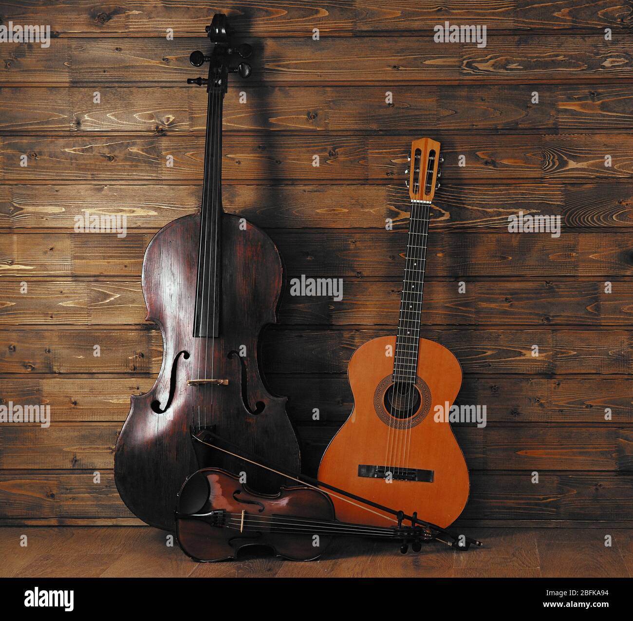 Instruments de musique sur fond de planches en bois Banque D'Images