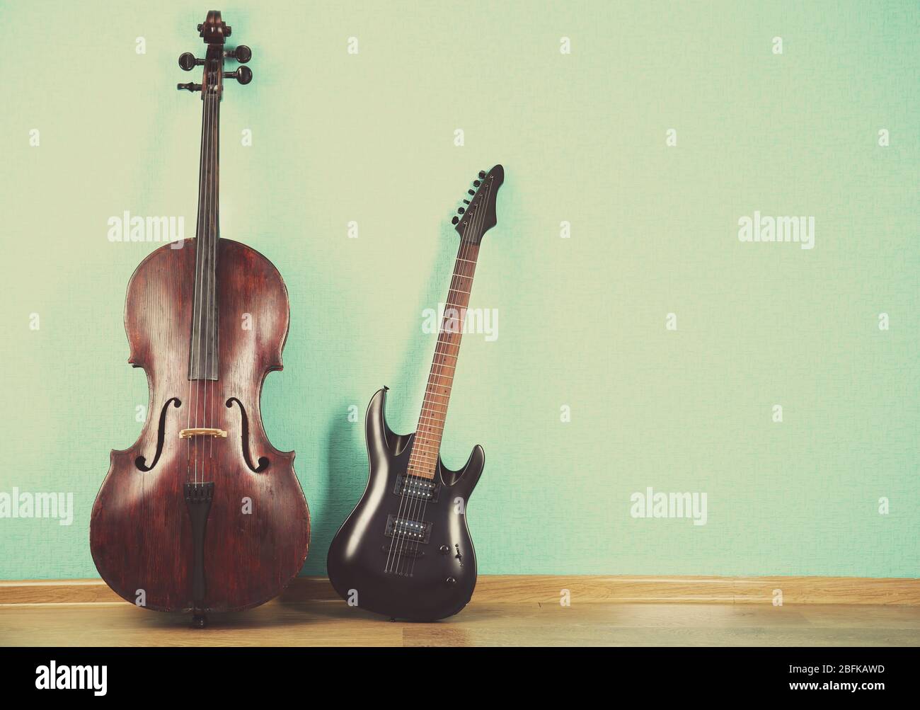 Instruments de musique sur fond de papier peint turquoise Banque D'Images