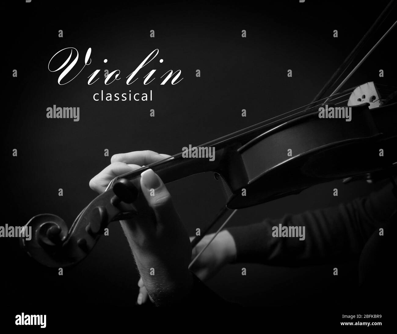 Violoniste jouant du violon. Photo en noir et blanc Banque D'Images