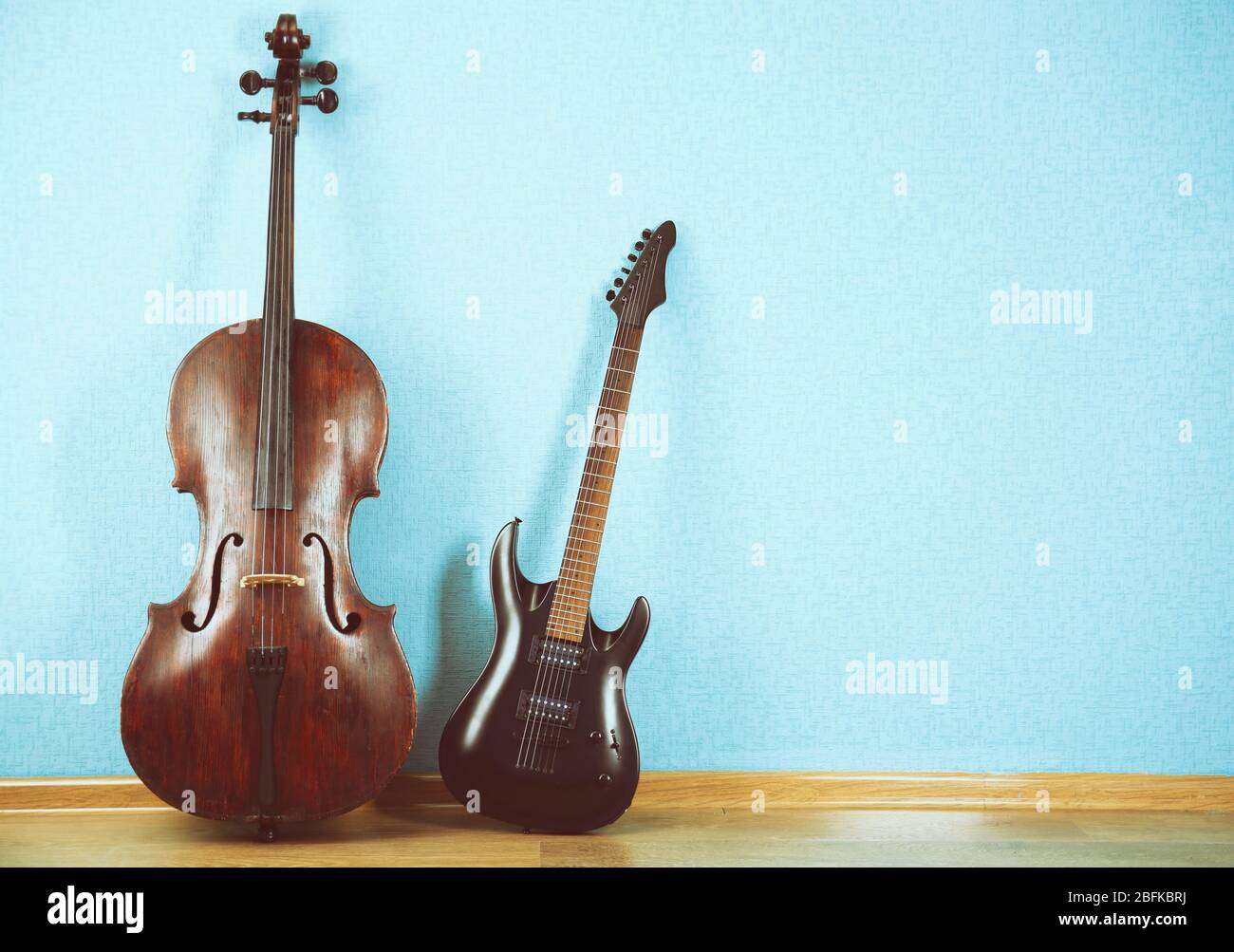 Instruments de musique sur fond de papier peint turquoise Banque D'Images