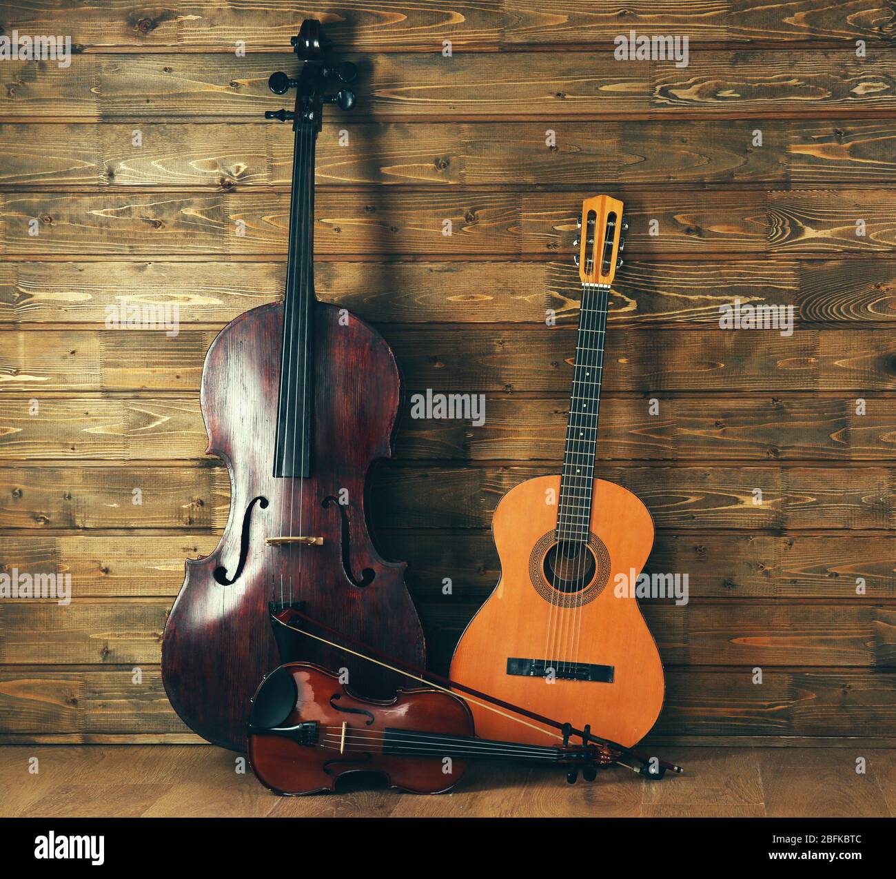 Instruments de musique sur fond de planches en bois Banque D'Images
