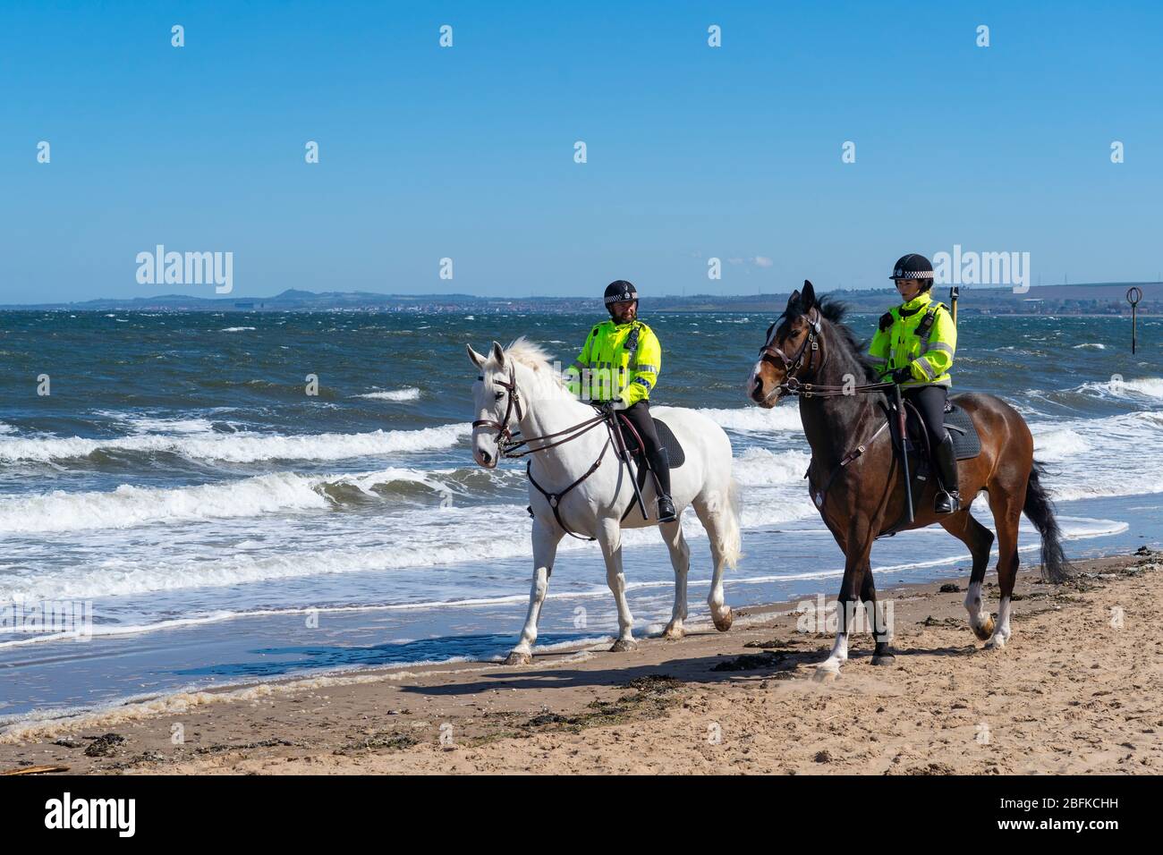 Portobello, Écosse, Royaume-Uni. 19 avril 2020. Cheval de police monté Logie et Edinburgh - en blanc , patrouillent la promenade et la plage à Portobello le dimanche après-midi ensoleillé. Iain Masterton/Alay Live News Banque D'Images