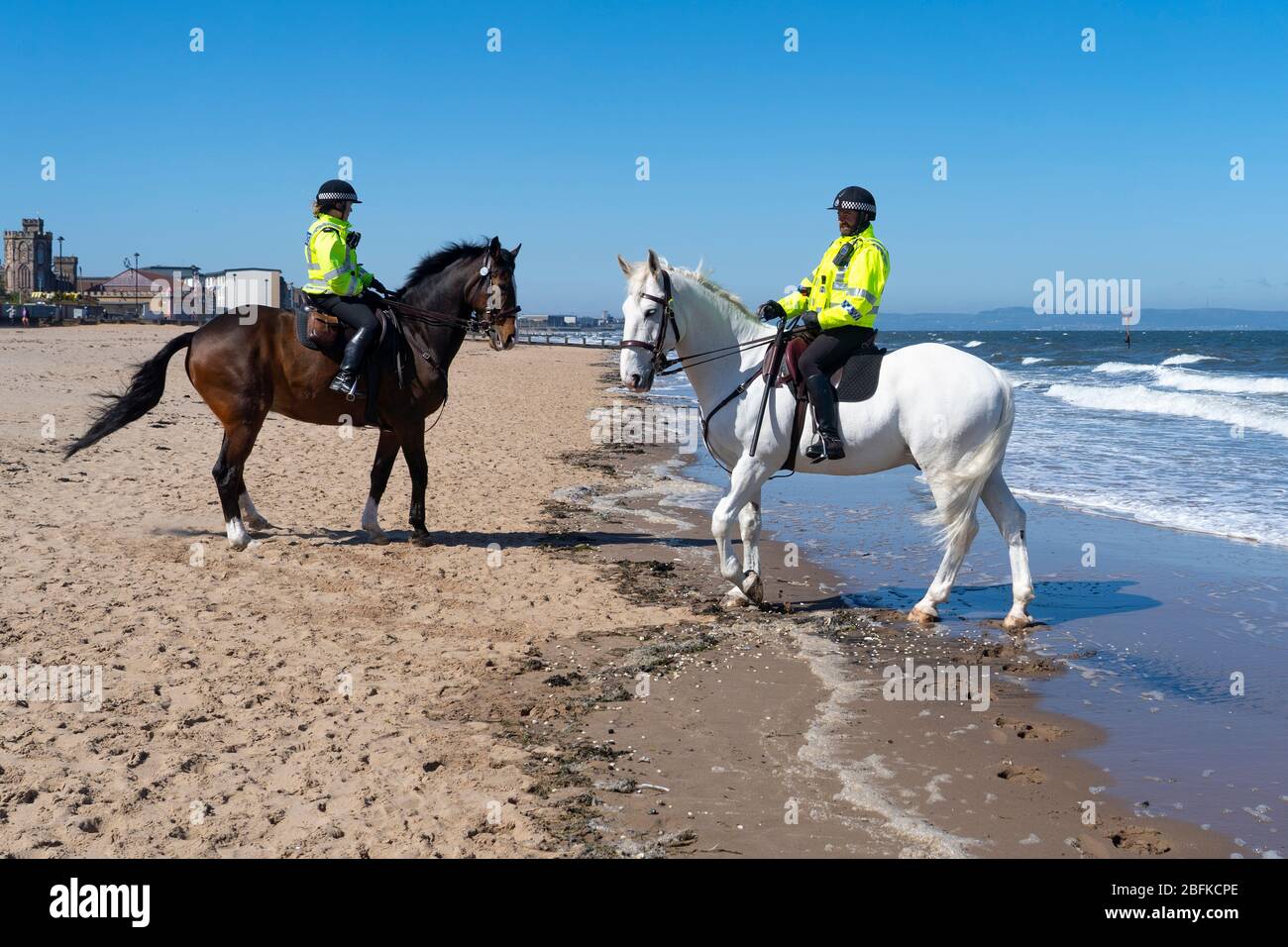 Portobello, Écosse, Royaume-Uni. 19 avril 2020. Cheval de police monté Logie et Edinburgh - en blanc , patrouillent la promenade et la plage à Portobello le dimanche après-midi ensoleillé. Iain Masterton/Alay Live News Banque D'Images