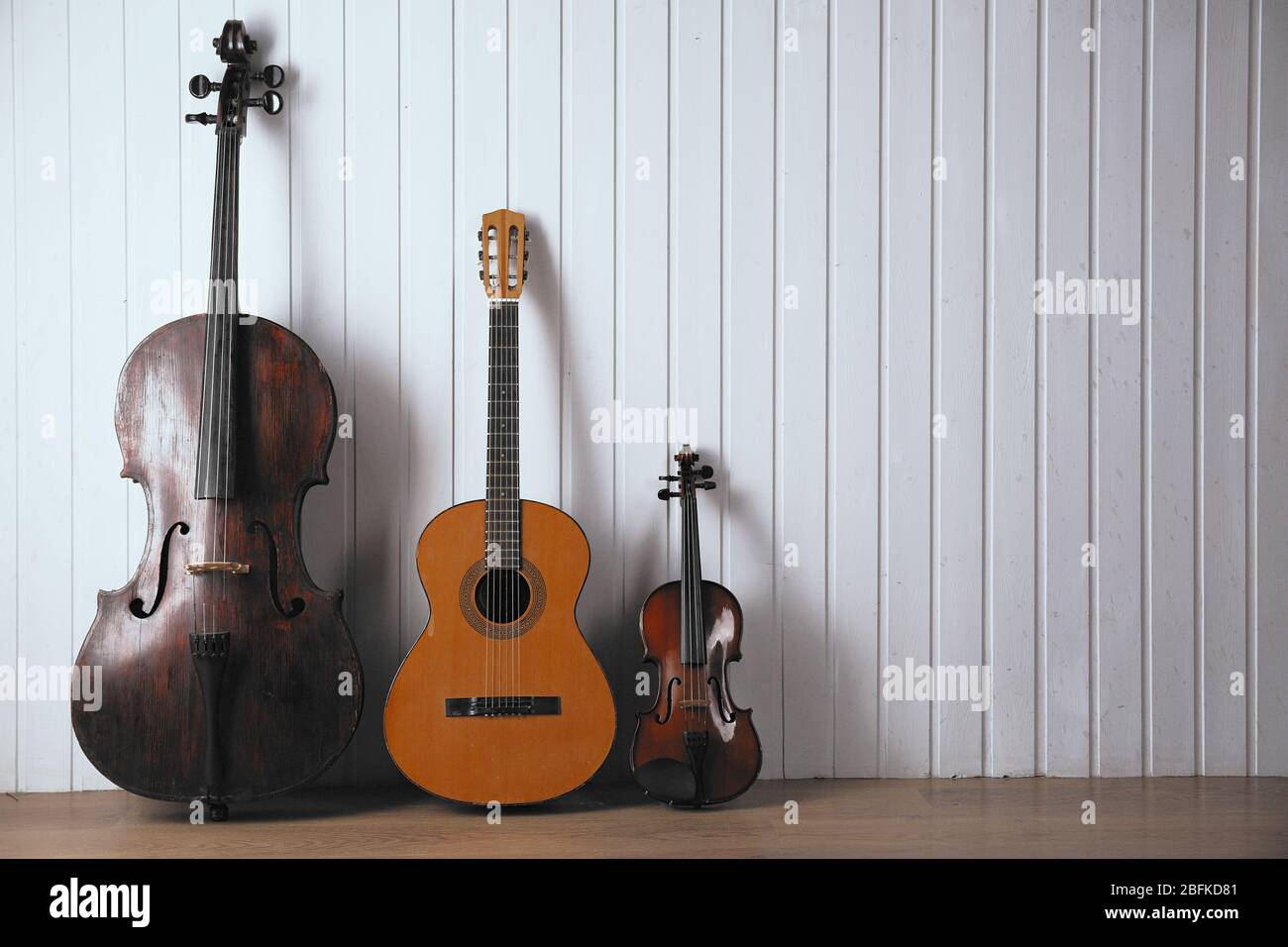 Instruments de musique sur fond de planches en bois Banque D'Images