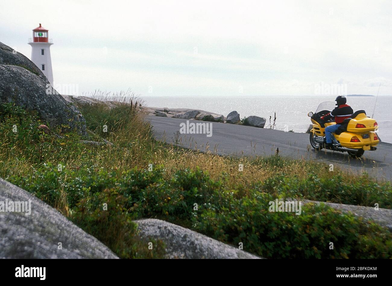 2002 Honda Goldwing moto en direction du phare de Peggy's Cove. Banque D'Images