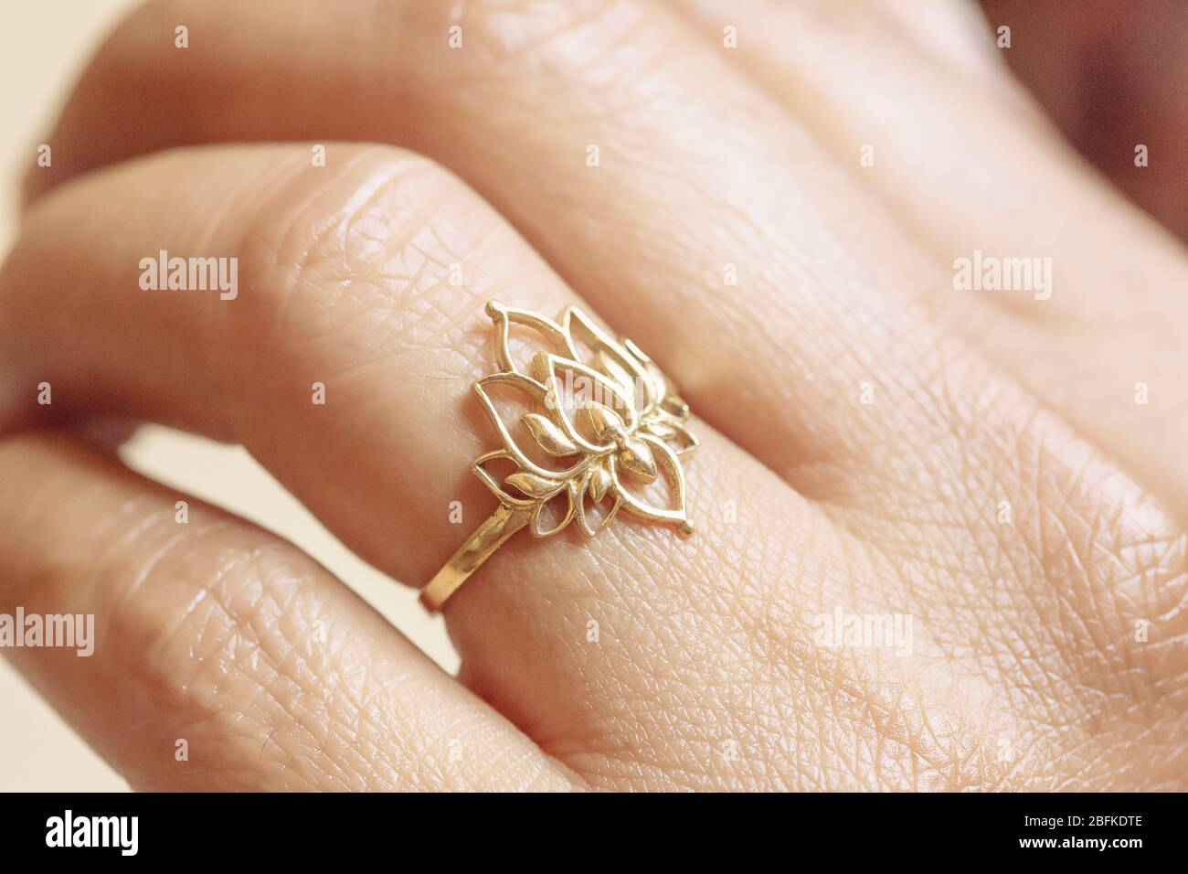 Porte-main élégant anneau doré en forme de lotus Banque D'Images