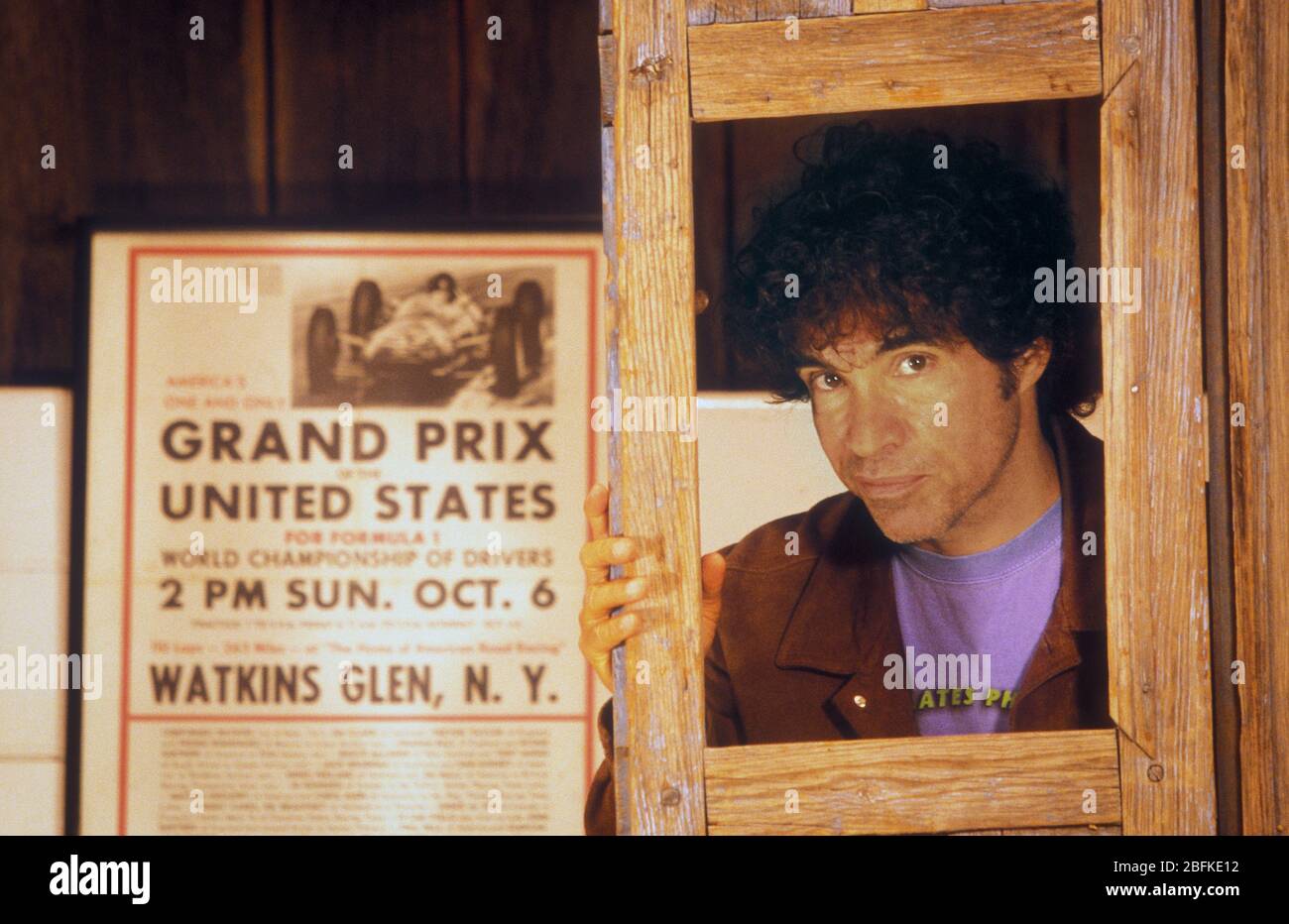 John Oates avec une partie de sa collection d'art automobile. Banque D'Images John Oates avec une partie de sa collection d'art automobile. Banque D'Images