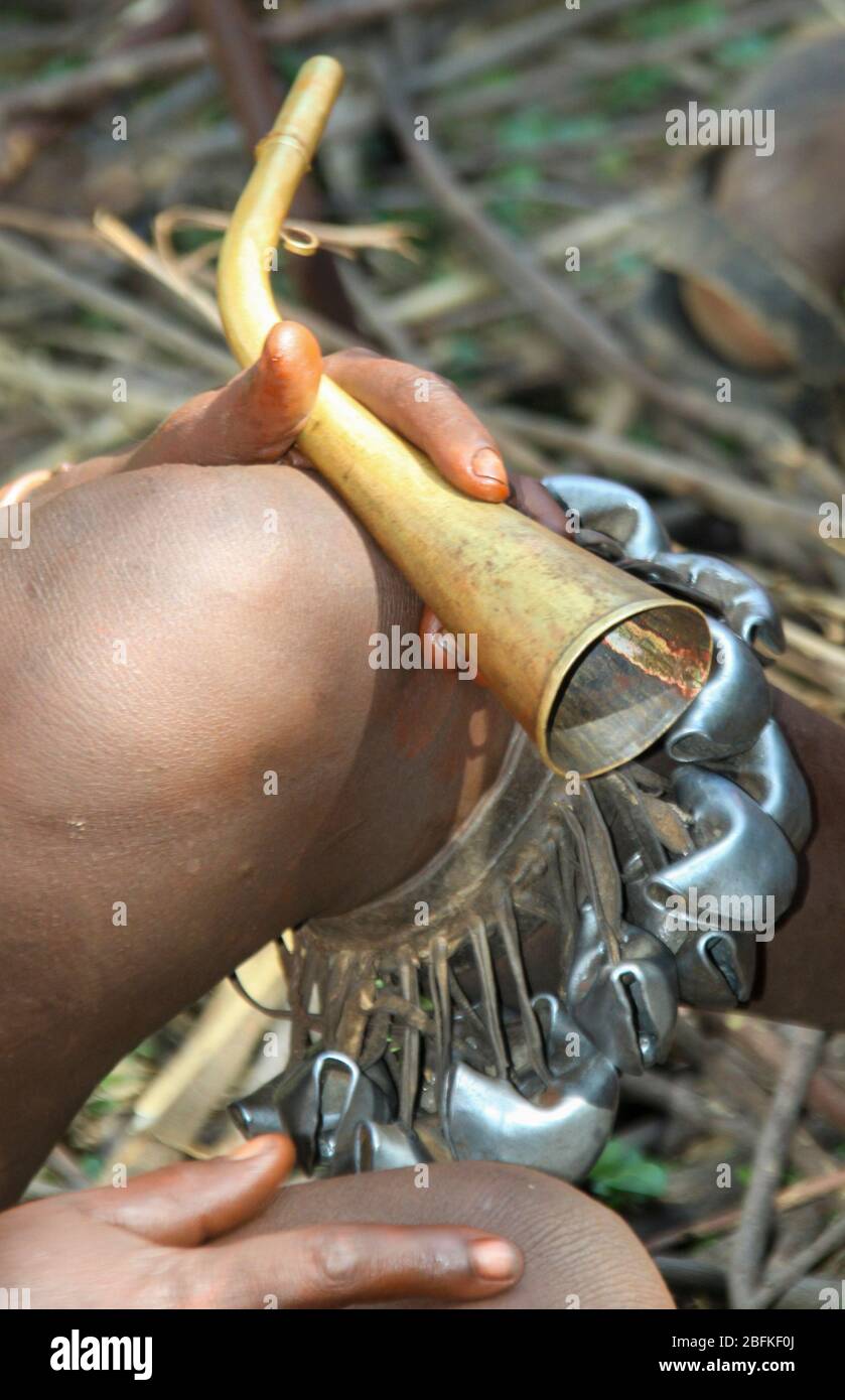 Une femme Hamar porte des cloches sur ses jambes inférieures pour créer du son lors de la danse. Photographié dans la vallée de la rivière Omo, en Ethiopie Banque D'Images