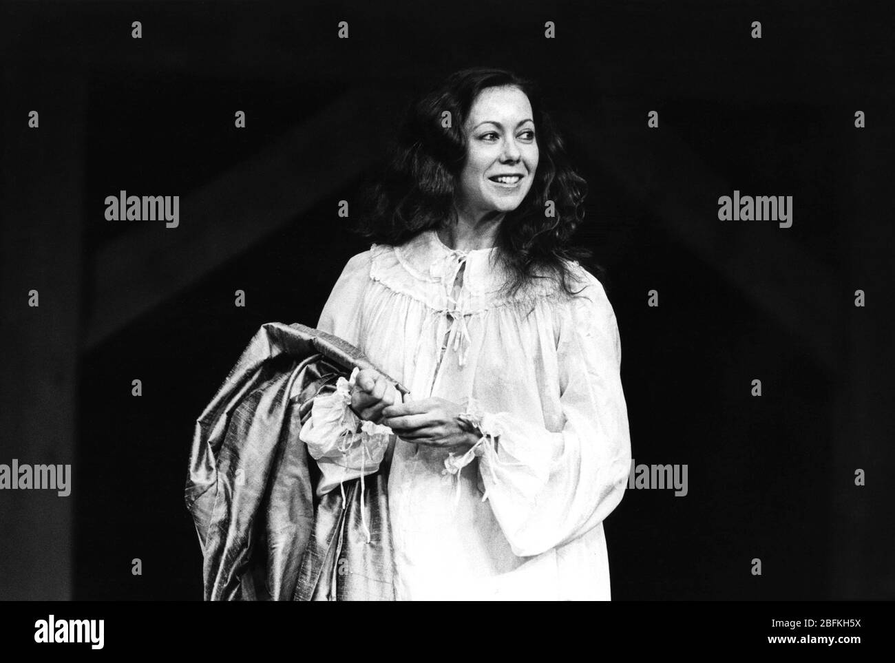 Jenny Agutter (Alice) à ARDEN DE FAVERSHAM par Anonymous Royal Shakespeare Company (RSC), l'autre endroit, Stratford-upon-Avon, Angleterre 30/03/1982 conception: Kandis Cook réalisateur: Terry Hands Banque D'Images