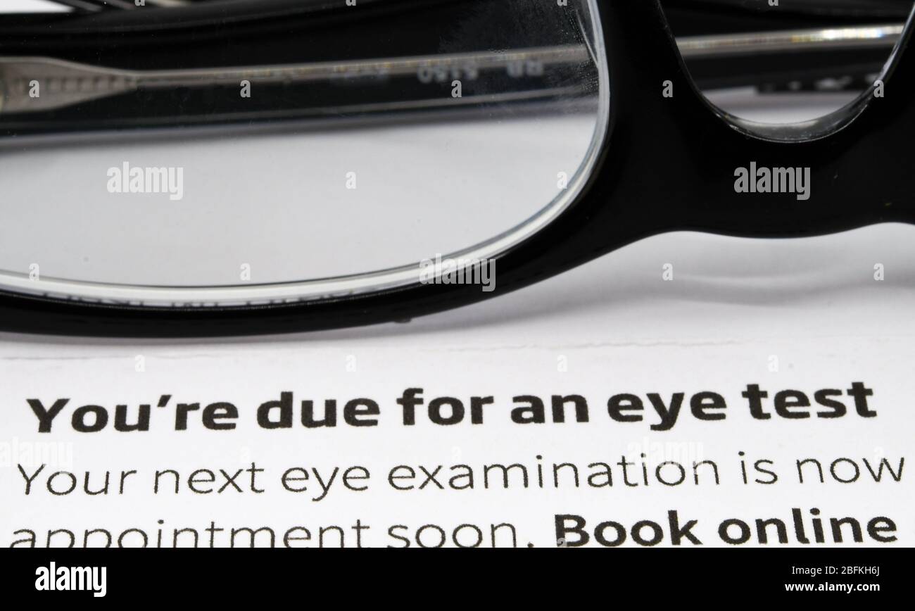 Vue rapprochée du texte sélectionné à partir d'une lettre de rappel pour un test visuel. En arrière-plan se trouve le cadre d'une paire de lunettes Banque D'Images