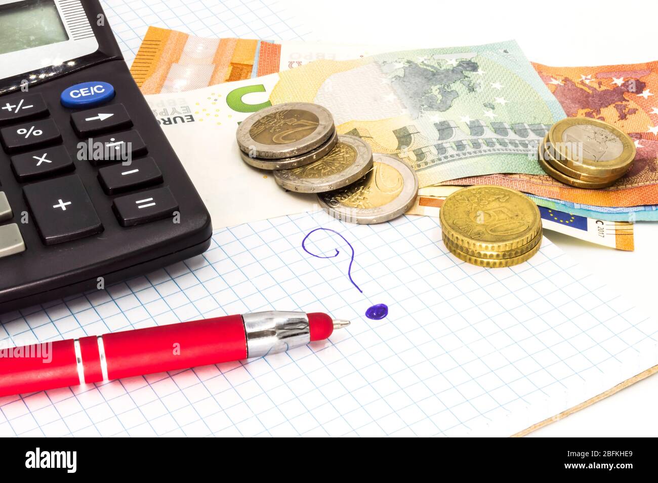Gros plan sur le point d'interrogation avec la calculatrice et le stylo. Boule avec de l'argent, papier sur un fond blanc Banque D'Images Gros plan sur le point d'interrogation avec la calculatrice et le stylo. Boule avec de l'argent, papier sur un fond blanc Banque D'Images