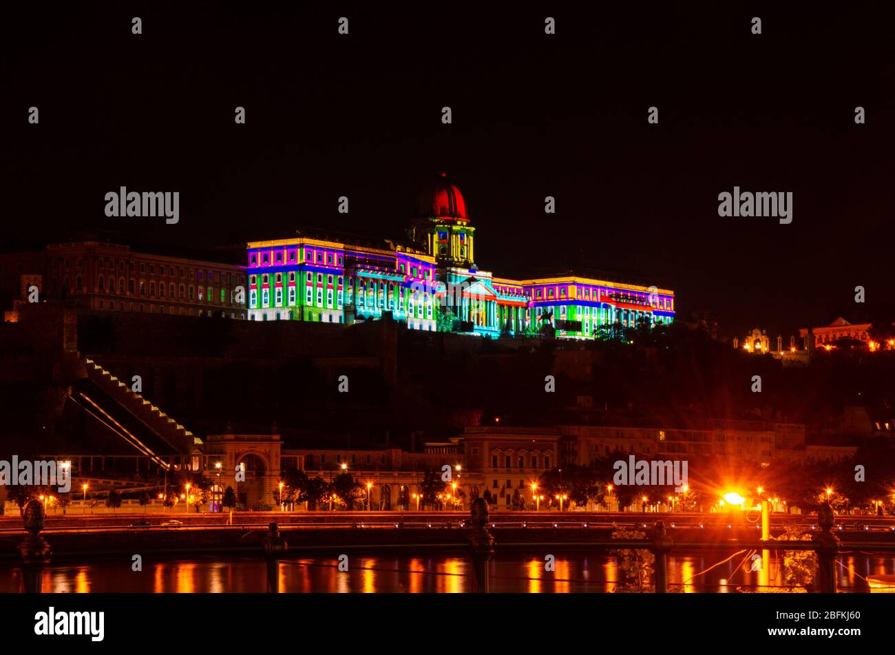 La galerie nationale hongroise, qui s'illumine dans des couleurs éclatantes la nuit, est une architecture qui se tient dans l'obscurité à Budapest, en Hongrie Banque D'Images