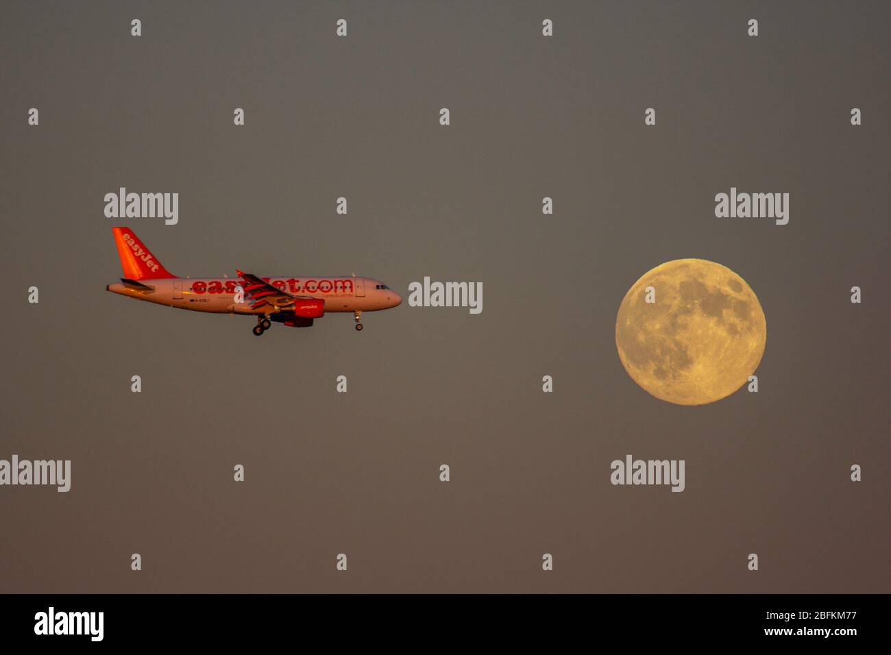 Avion volant devant la lune Banque D'Images