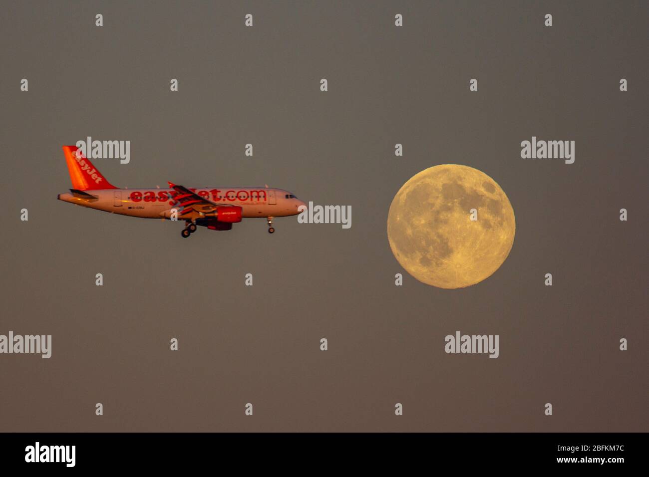 Avion volant devant la lune Banque D'Images