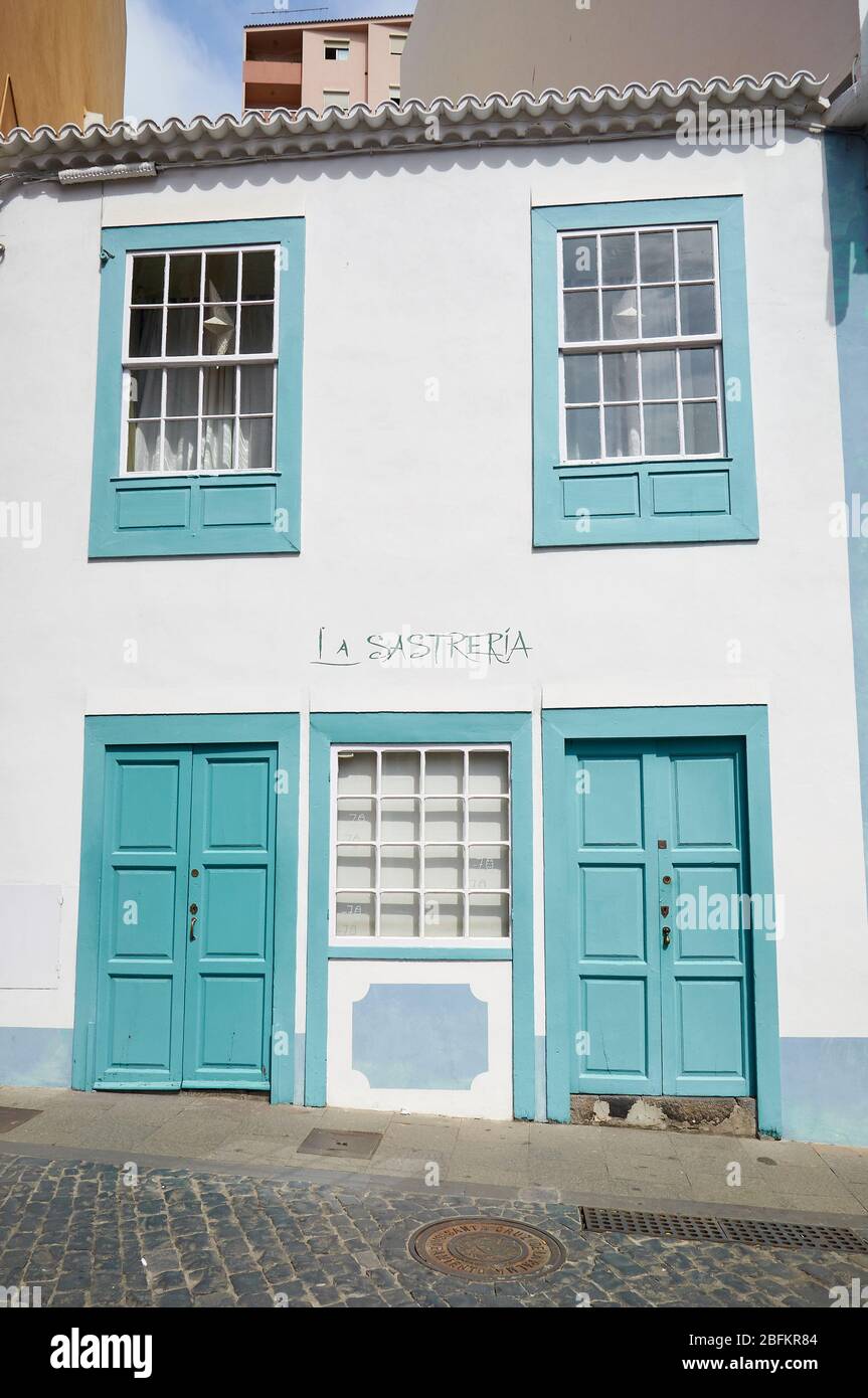 La Saustraería vêtements shoppfront dans une maison d'architecture traditionnelle dans le centre-ville de Santa Cruz de la Palma (la Palma, îles Canaries, mer Atlantique, Espagne) Banque D'Images
