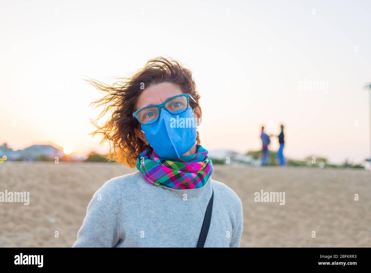 Femme caucasienne portant un masque sanitaire à l'extérieur de la plage de Nha Trang, célèbre décollement de voyage au Vietnam. Tourisme avec protection de masque médical contre r Banque D'Images