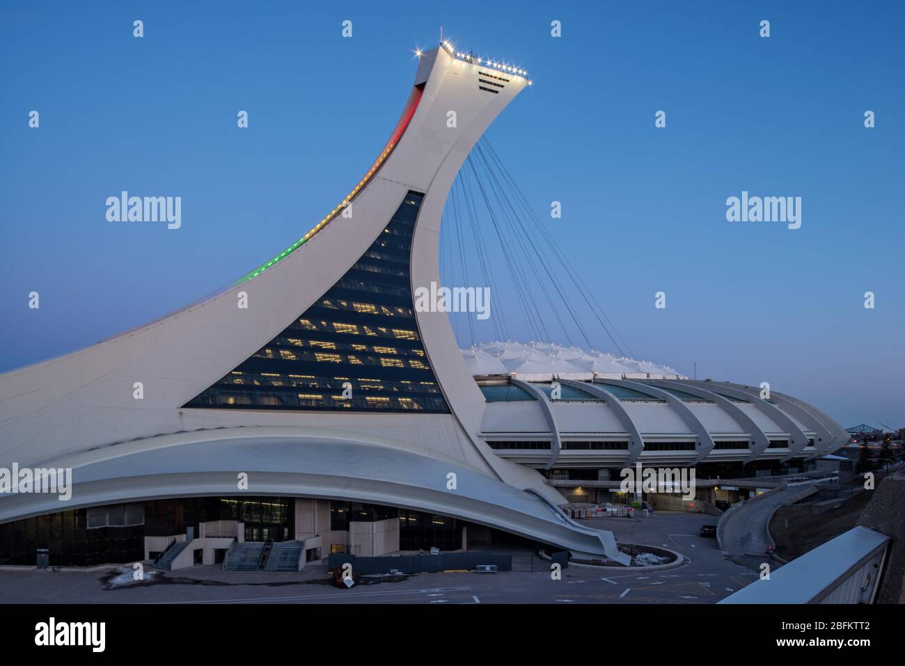 Stade olympique de Montréal avec éclairage aux couleurs arc-en-ciel pour #cavabienaller le 31 mars 2020 pendant l'isolement Banque D'Images