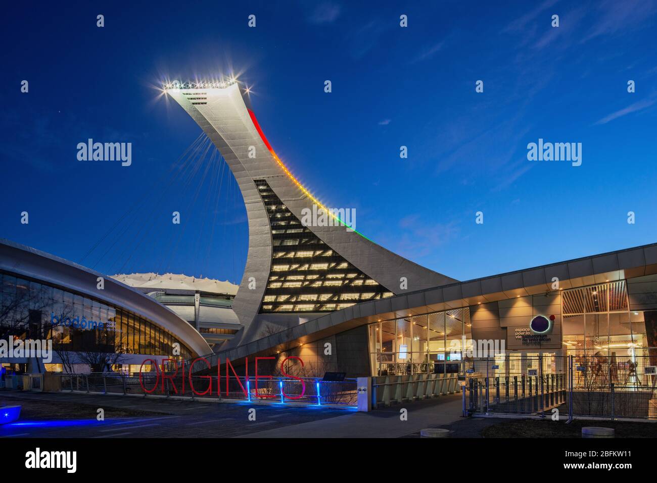 Stade olympique de Montréal avec éclairage aux couleurs arc-en-ciel pour #cavabienaller le 31 mars 2020 pendant l'isolement Banque D'Images