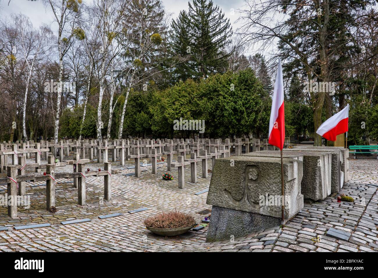 Varsovie, Pologne - 21 mars 2020 : Cimetière militaire de Powazki avec tombes de soldats qui ont combattu et sont morts en 1944 soulèvement de Varsovie pendant la seconde Guerre mondiale Banque D'Images