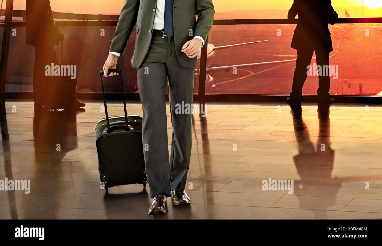 L'homme d'affaires avec une valise à l'aéroport de hall Banque D'Images